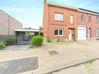 In een rustige zijstraat van de steenweg tussen Sint-Truiden en Borgloon vinden we in Gotem deze knusse gezinswoning met 3 slaapkamers op een...