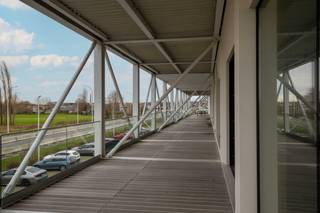 Roeselare - centrum : Kantoorruimtes van in totaal 535m² bruto en terrassen op commerciële liggingKom en ontdek het prachtige R-Plaza, een recent...