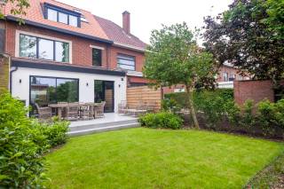 Bent u opzoek naar een prachtig afgewerkt huis met 3 ruime slaapkamers?<br />Dan is dit beslist iets voor u!<br /><br />Het huis is gelegen in een rustige straat vlakbij belangrijke invalswegen, openbaar vervoer en diverse handelszaken.<br /><br />U komt binnen in een leuke inkomhal dat toegang geeft tot de ruime leefruimte.<br />Deze beschikt over een mooie gashaard waar u gezellig vanuit u zetel kan van genieten.<br /><br />Verder is er aan de eetruimte een prachtige open keuken welke hoogwaardig is afgewerkt.<br />De combinatie van de strakke zwarte keuken, mooie tegeltjes en smeedijzeren deuren, maakt het plaatje compleet.<br /><br />Zowel de keuken als de leefruimte geeft toegang tot de mooie tuin met een riant terras.<br /><br />Op de eerste verdieping vindt u de ruime hoofdslaapkamer terug met ensuite dressing en een ensuite badkamer.<br />De badkamer is hoogwaardig afgewerkt voorzien van een vrijstaand designbad, inloopdouche, een zeer brede wastafel met onderbouwkasten en een toilet.<br /><br />Verder is er op de eerste verdieping nog een wasruimte voorzien.<br /><br />Op de tweede verdieping vinden we nog 2 ruime slaapkamers, beide ca. 15m2, terug.<br />Deze kamers delen een douchekamer met een inloopdouche en een wastafel met onderbouwkasten.<br /><br />Bovendien is hier ook nog een apart toilet aanwezig.<br /><br />Tenslote is er nog een zeer ruime kelder aanwezig<br /><br />Deze magnifieke woning is ideaal als u opzoek bent naar zowel een luxueuze binnen en buitenruimte.<br /><br />Eigen nutsvoorzieningen te voorzien.<br /><br />Huurprijs: 2100 euro/maand<br />Beschikbaar vanaf 1 november 2026.<br /><br /><br /><br />Contacteer LISTED voor een bezoek: +32 3 283 51 51