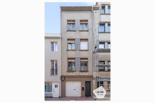 Deze <strong>ruime</strong> en <strong>authentieke</strong> <strong>woning</strong> biedt alles wat je nodig hebt voor comfortabel wonen in de stad. De woning beschikt over <strong>vier</strong> <strong>slaapkamers</strong>, ideaal voor een groot gezin of wie graag extra ruimte heeft voor bureau of hobbykamer. De <strong>ruime</strong> en <strong>lichtrijke</strong> <strong>living</strong> sluit mooi aan op de <strong>volledig</strong> <strong>geïnstalleerde</strong> <strong>keuken</strong>. Er zijn <strong>twee</strong> <strong>badkamers</strong> aanwezig: één met <strong>ligbad</strong> voor een ontspannend moment <strong>en</strong> één met <strong>douche</strong> voor extra praktisch comfort.<br /><br />De woning beschikt over een <strong>garage</strong>, momenteel <strong>ingericht</strong> als <strong>berging</strong> met wasmachine en droogkast, maar eenvoudig terug om te vormen tot parkeerplaats. De verwarming gebeurt via een <strong>energiezuinige</strong> <strong>condenserende</strong> <strong>gasketel</strong> en de <strong>elektrische</strong> <strong>installatie</strong> is volledig <strong>conform</strong>, wat extra gemoedsrust biedt.<br /><br />Binnenin werd de authentieke stijl behouden, wat zorgt voor een <strong>warme</strong> en <strong>karaktervolle</strong> <strong>uitstraling</strong>. Gelegen in het <strong>hart</strong> van <strong>Blankenberge</strong>, met winkels, horeca, openbaar vervoer en het strand op <strong>wandelafstand</strong> – een unieke combinatie van ruimte, charme en topligging.