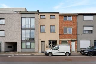 Deze instapklare woning ligt aan de Groendreef, op een toplocatie omringd door scholen, parken en winkels. Met een hoge Mobiscore wordt het dagelijks leven hier bijzonder gemakkelijk. Op wandelafstand vind je het Fluweelpark en natuurgebied de Bourgoyen. De straat zelf is een fietsstraat, en met de fiets bereik je het centrum van Gent in amper 10 minuten.<br />De indeling is praktisch: op het gelijkvloers een inkomhal, een ruime leefruimte met ingemaakte kasten en een aparte eetplaats. De aangrenzende keuken is licht en ruim, en wordt aangevuld met een handige bijkeuken. Achteraan ligt een gezellige stadstuin waar je rustig kan genieten.<br />Op de eerste verdieping bevindt zich de hoofdslaapkamer met ingebouwde kasten en een badkamer met zowel ligbad als douche. De tweede verdieping telt nog twee slaapkamers, waarvan één met mezzanine.<br />Heeft u interesse in dit pand? Neem snel contact op via het nummer 0484 14 96 86 of info@oko.immo