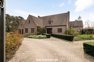 Deze exclusieve en statige villa is gelegen op een uitzonderlijk domein van maar liefst 15.061 m², verscholen in tweede bouwlijn en...