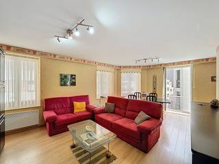 Gemeubileerde studio te koop gelegen op de 3de verdieping, het gebouw is voorzien van een lift. Deze studio heeft een aparte slaaphoek en heeft een terras/balkon.Dit pand is onderworpen aan de renovatieverplichting van de Vlaamse overheid voor residentiële gebouwen (behoudens bij sloop binnen 5 jaar na de aankoop). Consulteer voor meer informatie de website van het Vlaams Energie- en Klimaatagentschap via https://www.vlaanderen.be/een-woning-kopen/renovatieverplichting-voor-residentiele-gebouwen