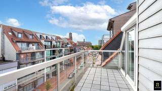 Appartement en duplex de 125 m² avec des terrasses exceptionnelles, situé à distance de marche de la mer et des commerces.<br />Composition: hall d’entrée avec vestiaire et toilette invités. Spacieux et lumineux séjour avec salle à manger et espace bureau, donnant accès à une terrasse ensoleillée à l’avant et à l’arrière. Cuisine entièrement équipée et salle de douche. À l’étage se trouve la chambre principale avec dressing, une salle de bains avec baignoire, douche, double lavabo et toilette (raccordement pour machine à laver et sèche-linge), ainsi qu’une deuxième chambre offrant l’espace nécessaire pour un lit simple ou un lit double.