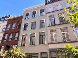 Gemeubeld appartement  gelegen tussen de Nationalestraat en het St. Andriesplein.  Het kleine gebouw, zonder lift, werd in 2024/5 gerenoveerd en...