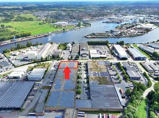 Unité logistique (1 903 m²) avec 2 quais de chargement et de déchargement + 1 portail et des bureaux prêts à déménager (1 832 m²) visiblement situés le long du Pathoekeweg.Idéalement situé entre Bruges et le port maritime de Bruges, à 3,5 km de l'A11/Expressweg.Le bâtiment partiellement loué comprend :- Entrepôt : 1 903 m²- Bureau : 1 832 m²Finition :- 1 portail sectionnel- 2 quais de chargement et de déchargement - Sol en béton- Toit en béton- Force motrice- Bureaux installés avec climatisation, sanitaires, kitchenettes, etc...- 20 places de parking privées, espace extérieur pour l'unité logistique.Situé dans une zone industrielle nocive pour l'environnement selon le plan régional Bruges - Côte Est.Informations générales :- Pas de terrain intercommunal.- Superficie du terrain : 4 899 m².N'hésitez pas à nous contacter si vous êtes intéressé par cette propriété commerciale composée d'un bâtiment logistique et de bureaux à vendre à Bruges. Registre des mesures: non