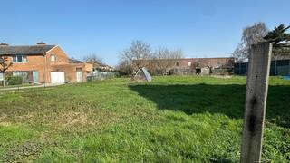 Deze residentieel gelegen bouwgrond is geschikt voor het oprichten van een half-open bebouwing en heeft een oppervlakte van ongeveer 817m2 (...