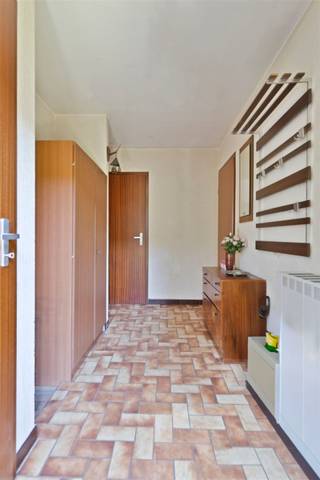 <p><span>Gelijkvloerse villa.</span></p><p><span>Indeling:</span></p><p><span>Inkomhal, met wc en ruimte voor vestiaire.</span></p><p><span>Lichtrijke woonkamer met zicht op de onderhoudsvriendelijke tuin. Ingerichte leefkeuken met toegang tot tuin.</span></p><p><span>Nachthal, 3 slaapkamers, dressing/berging, badkamer met bad en douche.</span></p><p><span>Garage met aansluitingen wasmachine.</span></p><p><span>Bergzolder met trektrap.</span></p><p><span>EPC D, condensatieketel d.d.2011, spouwmuren en plafond geïsoleerd.</span></p><p><span>Regenwaterput 3.000 liter en waterverzachter.</span></p><p><span>Zeer gunstig gelegen met een vlotte verbinding tot Brussel (400m van bushalte, 1,5km Buizingen &amp; Huizingen station, 700m van de Ring), 800m van winkels (Delhaize, Aldi,..) op 1,5km van de basisschool.</span></p><p><span> </span></p>