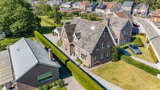 <p><span>BEZOEKMOMENT OP AFSPRAAK – ZATERDAG 13/06</span></p><p><span>Neem contact op met Quinten van Immo Zone op 0485/02.48.04 – quinten@immo-zone.be voor meer informatie of een bezichtiging.</span></p><p><span> </span></p><p><span>Laat je betoveren door deze karaktervolle villa in Schellebelle. Deze woning combineert rust, ruimte en privacy met een uitstekende bereikbaarheid door gelegen te zijn op wandelafstand van winkels, scholen, het station en verschillende restaurants en cafés. Dankzij de nabijheid van natuur en fiets- en wandelroutes langs de Schelde geniet je hier van een ideale combinatie van comfort en groen. Ideaal voor wie wil genieten van een rustige residentiële omgeving zonder in te boeten aan comfort en connectiviteit.</span></p><p><span> </span></p><p><span>Bij het betreden van de woning word je verwelkomd in een stijlvolle inkomhal, waar meteen de prachtige trap opvalt. De lichtrijke leefruimte biedt alle comfort voor gezellige momenten en de warme uitstraling van de authentieke parketvloer springt direct in het oog. De aparte eetkamer met directe toegang tot de ingerichte keuken en het terras nodigen uit tot lange diners en ontspannen avonden. Verder is er nog een gastentoilet en handige bergruimte onder de trap.</span></p><p><span> </span></p><p><span>Op de bovenverdieping vind je drie volwaardige slaapkamers, een apart toilet en een ruime badkamer voorzien van zowel een inloopdouche als een ligbad en lavabo. Naar opbergruimte geen gebrek, want met een droge kelder en grote zolderruimte is er plek in overvloed. </span></p><p><span> </span></p><p><span>Ook buiten stelt deze eigendom niet teleur: een uitgestrekte privatieve tuin biedt tal van mogelijkheden voor ontspanning. Daarnaast zijn er een aparte bergplaats en een dubbele garage aanwezig.</span></p><p><span> </span></p><p><span>- EPC: 208 kWh/m²jaar – label C<br />-KEI conform<br />-Dubbele beglazing met houten omkadering</span></p><p><span> </span></p><p><span>Deze woning is momenteel verhuurd, waardoor het naar investering ook een interessante aankoop kan vormen. </span></p><p><span> </span></p><p><span>Ben je op zoek naar een instapklare ruime woning met uitzonderlijk veel buitenruimte? Dan is dit pand in Schellebelle absoluut een bezoek waard!</span></p><p><span> </span></p><p><span>Alle documenten zijn reeds te raadplegen via de website van Immo Zone.</span></p><p><span> </span></p>