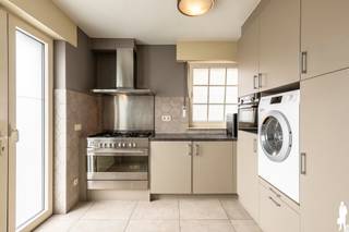 <strong><strong>Recente en centraal gelegen villa met o.a. 6 slaapkamers, dubbele garage, 2 badkamers, een volledig ingericht keuken en bijkeuken. Het geheel ligt op een perceel van ca. 610m², gelegen tussen het centrum van Lommel en de gerenomeerde Kattenboswijk. De woning van bouwjaar 1999 is zeer degelijk gebouwd en biedt alle comfort. Nabij scholen, openbaar vervoer en bovendien slechts op enkele autominuten van centrum Lommel en de Nederlandse grens. EPC-score van 233kWh/m²/jaar (energielabel C). Bovendien is ook de elektriciteit volledig conform en is de woning volledig asbestvrij.<br /><br /></strong></strong><u>Gelijkvloerse verdieping:<br /></u>Via de inkomhal met gastentoilet heeft u toegang tot de woonkamer, de keuken en de benedenslaapkamer met eigen badkamer. De benedenslaapkamer kan eenvoudig omgevormd worden tot kangoeroegedeelte en/of studio. Thans is deze ruimte ingericht als slaap- en (tweede) zitkamer. De hoofdleefruimte is verdeeld in een eetgedeelte (achteraan) en zithoek (vooraan) en geniet van veel natuurlijk daglicht door de grote raampartijen. Vanuit de leefruimte heeft u toegang tot de keuken. Deze keuken is geïnstalleerd met volgende kwaliteitstoestellen (allen Miele): gasvuur (Miele), heteluchtoven (Miele), koelkast met diepvries (Miele), vaatwas (Miele) en voldoende kastruimte. Aan de keuken bevindt zich een ruimte die dienst doet als wasplaats met wasmachine op hoogte en voldoende kastruimte en die tevens gebruikt word als bijkeuken met afzonderlijk gaspitvuur en een Siemens-oven.<br /><br /><u>Eerste verdieping<br /></u>De vaste houten trap in de inkomhal brengt u naar de eerste (en de tweede) verdieping. Hier bevinden zich 4 ruime slaapkamers en de badkamer met inloopdouche, een dubbele lavabo, een toilet en een ingebouwde sauna. In de nachthal en één van de slaapkamers bevinden zich tevens ingemaakte kasten.<br /><br /><u>Tweede verdieping<br /></u>De 2de verdieping is tevens te bereiken via de vaste trap en is opgedeeld in een 4de slaapkamer en bovendien 2 ruime kamers die dienst doen als opslagplaats / bergzolder.<br /><br /><u>Buitengebeuren en kelder<br /></u>De woning heeft een oprit met poort aan de zijkant van de woning en een dubbele garage (2 standplaatsen). Het ruime terras geeft uit op de private tuin, ideaal georiënteerd op het westen. U vindt in de voor- en achtertuin onder meer hortensia's, siergrassen, een vijgenboom en voldoende buitenstaplaats voor wagens. De woning is volledig onderkelder met een riante kelder op stahoogte.<br /><br /><u>Bijzonderheden:<br /></u>- EPC van 233 kWh/m²/jaar: <strong>label C</strong><br />- <strong>Geen asbest</strong> en <strong>conforme elektrische keuring</strong><br />- Bewoonbare oppervlakte van 259m² exclusief de kelder<br />- De woning is zeer degelijk en zorgvuldig gezet (voor eigen bewoning)<br />- Buitenschrijnwerk in aluminium, met overal dubbele HR-beglazing<br />- Centrale verwarming op stookolie met radiatoren (jaar ketel: 2000)<br />- <strong>Gas ligt reeds in de woning!</strong><br />- Gunstige ligging op wandelafstand van centrum, scholen en openbaar vervoer<br />- Gunstige ligging op wandel- en fietsafstand van natuur in Kattenboswijk<br />- Meer dan voldoende <strong>parkeermogelijkheden</strong><br />- Tuin op het westen: mogelijkheden tot aanleg groenvoorziening