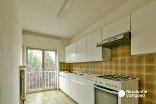 Welkom in de Karel de Goedelaan 19, waar dit aangename appartement geniet van een centrale ligging in het hart van Torhout. In de nabije omgeving vindt u onder meer scholen, openbaar vervoer, het stadhuis, supermarkten en diverse andere voorzieningen.<br /><br />Het appartement is gelegen op de eerste verdieping en omvat een inkomhal met gastentoilet, een ruime en lichtrijke leefruimte met aangrenzende keuken, twee slaapkamers, een berging en een badkamer met ligbad.<br /><br />Als extra troef beschikt het appartement over een garage, die inbegrepen is in de huurprijs.<br /><br />Op zoek naar een centraal gelegen appartement met twee slaapkamers én garage in Torhout? Contacteer ons vandaag nog voor meer informatie of plan een bezoek ter plaatse.<br /><br />Huurprijs: € 800/maand, garage inbegrepen<br />Beschikbaar vanaf 1 september 2026