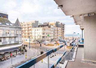 <strong>Residentie ZonZicht: Uw uitvalsbasis aan de Kust</strong><br /> <br />Ontdek residentie "ZonZicht", een stijlvol nieuwbouwproject in de Zeelaan te Koksijde, op slechts één minuut wandelen van het strand. Het gebouw, gekenmerkt door strakke lijnen en grote raampartijen, biedt maximaal lichtinval en een tijdloze architectuur. De hoge afwerkingsgraad en het gebruik van kwalitatieve materialen zorgen voor duurzaam wooncomfort. <br /> <br />Residentie "ZonZicht" is ideaal voor wie een comfortabele uitvalsbasis zoekt voor vakanties in Koksijde, met een uitstekende bereikbaarheid en nabijheid van het centrum en het gemeentehuis, waar tal van activiteiten plaatsvinden. Bovendien is dit project een sterke investering, met mogelijkheden voor zowel vakantie- als jaarverhuur.<br /><br />Indeling: Inkomhal met plaats voor vestiaire | Open en volledig uitgeruste keuken | Zonnige leefruimte uitgevend op westgericht balkon (6,33 m²) met zijdelings zeezicht | Berging met voorziening voor wasmachine | Badkamer met inloopdouche en lavabo in meubel | Afzonderlijk toilet met lavabo | 2 slaapkamers uitgevend op balkon achteraan (1,66 m²) | Private kelder | Gemeenschappelijke fietsenberging | Gemeenschappelijk vuilnislokaal.<br /> <br />Wonen in "ZonZicht" betekent genieten van comfort, stijl, en een ongeëvenaarde kustervaring.