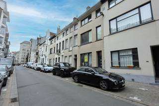 In het bruisende centrum van Oostende wacht een uitzonderlijk pand op een tweede leven. Deze karaktervolle woning, gelegen op een toplocatie op wandelafstand van zee, winkels, horeca en openbaar vervoer, biedt een unieke kans voor wie op zoek is naar een renovatieproject met ziel en potentieel.<br />Het gebouw beschikt over een authentieke gevel, ruime indeling en tal van originele elementen die behouden kunnen blijven en karakter toevoegen aan een hedendaagse renovatie. Met de juiste visie kan dit pand worden omgevormd tot<strong>, een stijlvolle stadswoning 2 duplex appartementen</strong> of een combinatie van wonen en werken.<br /><br /><strong>Troeven:</strong>
<ul>
<li><span>Gelegen in het historische hart van Oostende</span></li>
<li><span>Momenteel vergund als 2 units/entiteiten</span></li>
<li><span>Op slechts enkele minuten van het strand en de jachthaven</span></li>
<li><span>Ruime bewoonbare oppervlakte met uitbreidingsmogelijkheden</span></li>
<li><span>Geschikt voor diverse doeleinden: residentieel, investeringsproject of commercieel gebruik</span></li>
<li><span>Karaktervolle architectuur met behoud van authentieke elementen mogelijk</span></li>
</ul>
Of je nu een investeerder bent, een creatieve ontwikkelaar of iemand die droomt van wonen op een unieke locatie: dit pand biedt alle troeven voor een sterk project in een stad die volop in beweging is.<br /><strong>Oostende</strong> blijft groeien en vernieuwen — en dit gebouw is klaar om deel uit te maken van dat verhaal.<br />