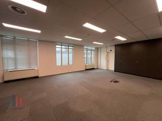 Uniquely located ready-to-use offices of 521m² for rent just 2 km from the centre of Ghent and barely 2 min from the E17-E40 motorway.<br /><br />The office space is equipped with meeting rooms/desks, kitchen, air conditioning, ventilation, ... There is also plenty of natural light. Ample parking possibilities near the building. Available immediately.  This rent includes provisions for common and private expenses.<br /><br />Establish your business on this unique top location, contact PANORAMA for additional information or a no-obligation site visit on 0477 44 39 30.