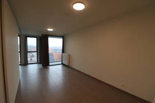 INDELINGWoonkamer met open keuken, afsluitbaar slaapgedeelte en toegang naar het terras.Keuken voorzien van volgende toestellen: oven, koelkast,...