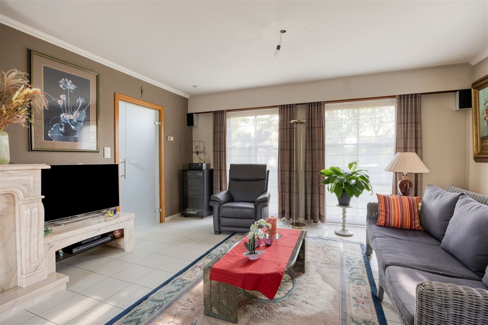 Rustig gelegen, goed onderhouden villa met 4 slaapkamers op 761 m². - foto 4