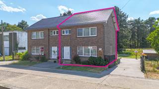 Bij ImmoFusion 7/7 “open huis”: klik op onze 3D-TOUR.<br />Ervaar vastgoed alsof je er zelf doorloopt!<br /><br />In een rustige en aangename woonomgeving in Tessenderlo bevindt zich deze degelijke en instapklare gezinswoning op Ulfheide 1. Dankzij de ligging op slechts enkele minuten van de E313 geniet u van een vlotte verbinding richting Antwerpen en Hasselt, terwijl u toch in alle rust woont.<br />De woning beschikt over een solide structuur: het dak is in zeer goede staat en ook de pvc ramen zijn goed onderhouden. Met een EPC-label c is er bovendien géén renovatieverplichting van toepassing, wat een extra geruststelling biedt voor de toekomst.<br />Binnenin heeft de woning een praktische indeling. De leefruimte bevindt zich apart vooraan de woning en biedt een gezellige plek om tot rust te komen. De eetplaats en keuken vormen samen één geheel, maar zijn afgescheiden van de leefruimte. Dit zorgt voor een aangename scheiding tussen wonen en koken, terwijl de eetruimte toch rechtstreeks aansluit bij de keuken, ideaal voor dagelijks gebruik.<br />Vanuit de keuken heeft u toegang tot een klein, gezellig terras, perfect voor een ochtendkoffie of een rustige pauze in de buitenlucht.<br /><br />Pluspunten:<br />- Geen renovatieverplichting!<br />- Volledig onderkelderd;<br />- Verwarming op gas!<br />- Garage in de kelder!<br />- Dichtbij autostrade E313;<br />- Grote tuin.<br /><br />Maatregelen opgenomen in het Maatregelenregister: nee<br /><br />Voor een afspraak of meer info, bel ons op 078/78.78.70, of kom gewoon binnen op ons kantoor. Steeds welkom!
