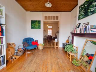 Dit appartement op de tweede verdieping van deze kleine residentie telt <strong>één slaapkamer </strong>en is gelegen op een gunstige, <strong>centrale ligging</strong> in de nabijheid van alle voorzieningen. <br /><br />Het Gentse stadcentrum ligt op anderhalve kilometer en het station Gent-Dampoort op één kilometer. <br /><br />Boven het appartement is er nog een <strong>private zolder</strong> ter beschikking.<br /><br />De huurprijs bedraagt <strong>€825 per maand</strong>, exclusief de kosten voor elektriciteit, gas, water en internet. Er zijn <strong>geen gemeenschappelijke kosten</strong> en er is geen lift aanwezig. <br /><br /><strong>Onmiddellijk beschikbaar.</strong><br /><br />Interesse in dit appartement? <strong>Contacteer Gijs</strong> via gijs@convas.be. 