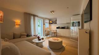 Deze voormalige conciërgewoning werd met veel smaak omgetoverd tot een juweeltje. Inkomhal, leefruimte, afgesloten slaapkamer met dubbel bed...