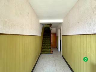 Deze centraal gelegen woning bevindt zich op wandelafstand van openbaar vervoer, scholen en winkels. De woning is op te frissen, maar biedt heel...