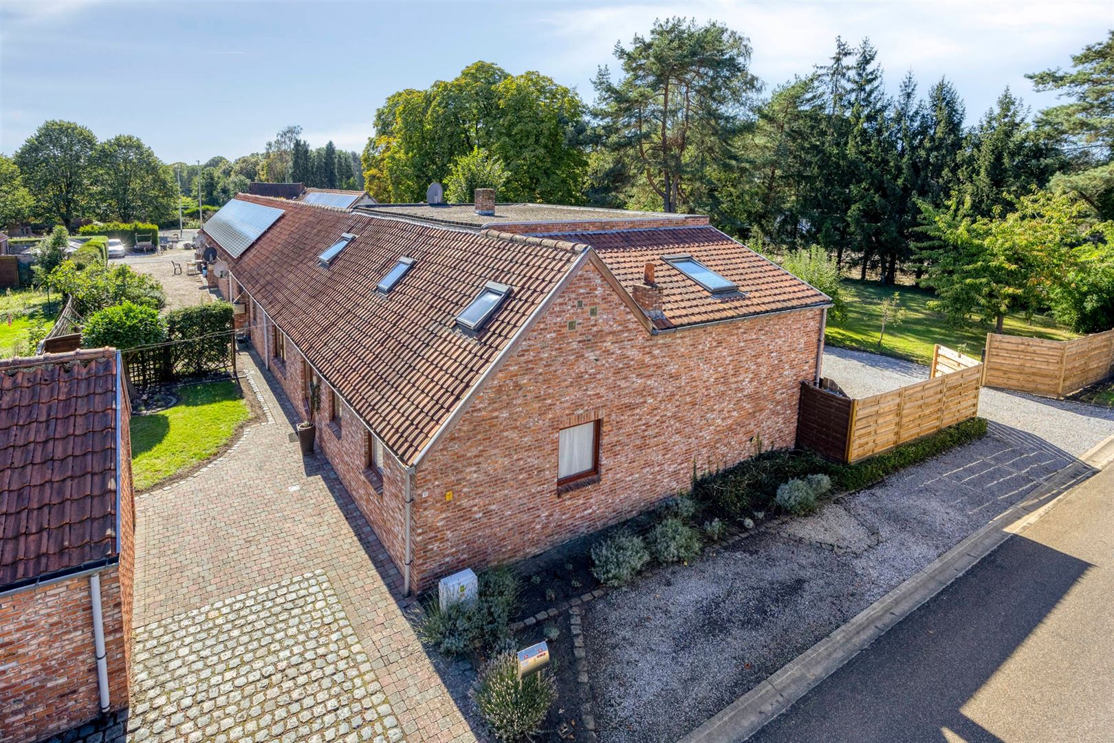TE KOOP: Uniek woon- en investeringspand met ruime woning en 6 verhuurde studio’s te Heusden-Zolder! - foto 4