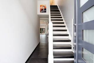 Deze instapklare, volledig gerenoveerde woning in Merksem biedt een ideale mix van hedendaags comfort en een bijzonder centrale, leefbare ligging...