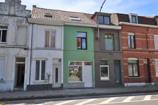 <p><span>OP EN TOP INSTAPKLAAR, AFGEWERKT MET LIEFDE</span></p><p><span> </span></p><p><span>Op zoek naar een interessante opbrengst-eigendom of een ideale starterswoning? <br />Dan is deze charmante woning aan de Doorniksesteenweg 12 in Kortrijk zeker een bezoek waard.<br />Centraal gelegen tussen het centrum en Hoog Kortrijk.</span></p><p><span> </span></p><p><span>De woning kreeg een totale make-over waarbij sterk ingezet werd op indeling en afwerking.<br />Het volledige gelijkvloers wordt ingenomen door de leefruimte waar keuken, zit- en eethoek harmonieus met elkaar verbonden zijn.<br />Het aansluitend buitenterras is een aangenaam verlengde.</span></p><p><span> </span></p><p><span>Het eerste verdiep heeft een mooi ruime slaapkamer en een ruime badkamer. <br />Via de vaste trap bereiken we de zolderverdieping waar nog twee slaapkamers te vinden zijn.</span></p><p><span> </span></p><p><span>NETJES AFGEWERKT<br />EPC B<br />CENTRALE LIGGING<br />WARME GEZELLIGHEID</span></p><p><span> </span></p>