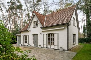 <p><span>Perfect instapklare, volledig vernieuwde woning op een uitstekende locatie nabij het golf- en meerdomein in Keerbergen. Deze charmante en praktisch ingedeelde woning combineert comfort, ruimte en een groene omgeving, ideaal voor wie rustig wil wonen met alle voorzieningen binnen handbereik.</span></p><p><span> </span></p><p><span>Bij het betreden van de woning komt u in de inkomhal die toegang biedt tot de lichtrijke leefruimte met eetkamer en een volledig geïnstalleerde keuken. Verder beschikt het gelijkvloers over een volwaardige slaapkamer, een moderne badkamer, een apart toilet en een inpandige garage. Dankzij deze indeling is het perfect mogelijk om alle leefruimtes op het gelijkvloers te organiseren, wat de woning ook toekomstgericht maakt.</span></p><p><span> </span></p><p><span>Op de eerste verdieping bevindt zich een ruime nachthal die toegang geeft tot twee royale slaapkamers, ideaal voor een gezin of als combinatie van slaap- en hobbyruimtes.</span></p><p><span> </span></p><p><span>Buiten geniet u van een prachtig aangelegde, zonnige tuin omgeven door groen, gelegen op een volledig omheind perceel van 1000 m². Extra troeven zijn de dubbele carport en het ruime tuinhuis, die zorgen voor voldoende parkeergelegenheid en opbergruimte.</span></p><p><span> </span></p><p><span>De ligging is bijzonder gunstig, met een vlotte bereikbaarheid naar het centrum van Keerbergen en Tremelo, evenals nabij scholen en openbaar vervoer. Een ideale woning voor wie op zoek is naar comfort, rust en een strategische ligging.</span></p>
