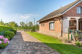 Welkom in de Beversebaan 79 te Zwijndrecht. Gelegen vlakbij invalswegen, openbaar vervoer en het centrum van Zwijndrecht vinden we deze <strong>ruime open bebouwing op een grond van maar liefst 1196m2</strong>.<br /><br />We parkeren de auto op de <strong>oprit</strong> of we rijden door tot de <strong>garage</strong> en parkeren hem in de garage. Van hieruit wandelen we naar de voordeur. Eens we binnenstappen valt ons direct de ruime <strong>inkomhal</strong> op. Deze brengt ons aan de linkerzijde naar de <strong>woonkamer </strong>met aansluitend de <strong>open keuken</strong>. Aan de rechterzijde vinden we nog een <strong>grote ruimte</strong> die momenteel is ingericht als <strong>eerste slaapkamer</strong>, maar perfect dienst kan doen als bureau of eetkamer. Verder vinden we op het gelijkvloers nog een <strong>badkamer </strong>met douche, lavabo en aansluitingen voor wasmachine en droogkast en een <strong>apart toilet</strong>.<br /><br />Met de trap komen we op de <strong>eerste verdieping</strong> uit. Hier bevinden zich <strong>3 ruime slaapkamers.</strong> De grootste slaapkamer heeft zelfs toegang tot een extra <strong>bergruimte.</strong> Deze kan je omtoveren tot dressing. Verder is er nog een <strong>zolderruimte</strong> die eventueel nog kan omgebouwd worden naar een extra badkamer.<br /><br />Eens terug beneden stappen we de <strong>gezellige en grote tuin</strong> in. De woning is omringd door groen. Zowel achter als naast de woning is tuin aanwezig. Ideaal voor mensen met groene vingers. In de tuin vinden we ook nog een handig tuinhuis om tuinspullen in op te bergen.<br /><br />Als extra is er ook nog een mooie <strong>kelder</strong> aanwezig. Direct beschikbaar bij akte.<br /><br /><strong>Technisch:</strong><br />- EPC: 1108 kWh/m2jaar, EPC F<br />- G-&amp;P-score: A&amp;C<br />- Renovatieplicht<br />- Stedenbouw in aanvraag