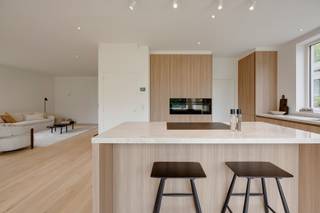 <p><span>Uitzonderlijke hernieuwbouwwoning in het geliefde Molenveld.</span></p><p><span><br />Met een bewoonbare oppervlakte van 270 m² werd deze woning gebouwd volgens de nieuwste normen, met oog voor comfort, ruimte en een hoogwaardige afwerking.</span></p><p><span>Bij het binnenkomen wordt u verwelkomd in een stijlvolle inkomhal met ingemaakte vestiairekasten en een apart gastentoilet. Daarnaast bevindt zich op het gelijkvloers een aparte bureau of slaapkamer, ideaal voor wie nood heeft aan een thuiswerkplek of extra polyvalente ruimte.</span></p><p><span>De ruime leefruimte geniet van veel natuurlijk licht dankzij de grote raampartijen en sluit naadloos aan op de volledig op maat gemaakte open keuken. Deze vormt samen met de living het hart van de woning en combineert design met functionaliteit. Achter de keuken bevindt zich een praktische aparte berging met zij-ingang, wat zorgt voor extra comfort in het dagelijkse leven.</span></p><p><span>Op de eerste verdieping bevinden zich vier ruime slaapkamers, elk voorzien van ingemaakte kasten. Verder zijn er twee grote badkamers, beide uitgerust met een bad, inloopdouche, toilet en dubbele wastafels met spiegels en verlichting.</span></p><p><span>De bovenste verdieping biedt nog tal van mogelijkheden en kan verder ingedeeld worden in extra slaapkamers. De voorzieningen voor een bijkomende badkamer zijn reeds aanwezig.</span></p><p><span>De prachtig aangelegde tuin met sierlijke wandelpaden, groene borders en strak gazon vormt een oase van rust en privacy. Het stijlvolle overdekte tuinkot biedt tal van mogelijkheden als gezellige loungehoek, overdekt terras, fietsenberging of praktische opbergruimte en sluit perfect aan bij de moderne architectuur van de woning. </span></p><p><span>Deze woning combineert ruimte, luxe en functionaliteit op een toplocatie in een rustige en groene villawijk.</span></p><p><span>Bijzonderheden:<br />Topligging in een rustige villawijk </span></p><p><span>EPB in aanvraag</span></p><p><span>Overal vloerverwarming<br />Hoogwaardige en unieke afwerking<br />Maatwerk ingemaakte kasten<br />6 slaapkamers<br />2 badkamers + meerdere toiletten<br />Oprit voor meerdere wagens<br />Elektriciteit is conform</span></p><p><span>Asbestveilig </span></p><p><span>EPB in aanvraag </span></p><p><span>Overvloedige lichtinval </span></p><p><span>Zonnepanelen voorzien</span></p><p><span> </span></p><p><span>Deze vrijstaande hernieuwbouwwoning wordt verkocht onder toepassing van de standaard registratierechten in Vlaanderen en valt niet onder de verkoop met 21% btw. </span></p><p><span> </span></p><p><span>Dit is een uitzonderlijke kans om een prachtige villa te verwerven op een gewilde locatie. </span></p><p><span>Aarzel niet om contact met ons op te nemen voor meer informatie of om een bezichtiging te regelen. Wij kijken ernaar uit om u te verwelkomen en u te helpen bij het realiseren van uw droomwoning!</span></p><p><span> </span></p><p><span> </span></p><p><span> </span></p><p><span> </span></p><p><span> </span></p><p><span> </span></p>