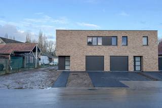 BEZOEK DEZE MOOIE NIEUWBOUWWONING (half open bebouwing) op aangename en rustige ligging in Torhout!<br />Met de 4 slaapkamers en een perceeloppervlakte van +/- 405 m², biedt deze woning u meer dan genoeg ruimte voor het hele gezin, en dit gelegen in een rustige straat maar toch vlakbij de aansluiting naar de N32. De Goede Herder met school, opvang en winkels is op fietsafstand, het centrum van Torhout op anderhalve kilometer.<br />Indeling: inkomhal met gastentoilet, lichtrijke leefruimte met open keuken en zicht op de tuin, praktische keukenberging, inpandige garage, de VERDIEPING herbergt de nachthal met een tweede apart toilet, hier vinden we een berging/wasplaats, de badkamer én 4 slaapkamers. De BUITENOMGEVING biedt u voldoende ruimte en bestaat uit een terras, tuin rondom en de private oprit. De tuin en verhardingen zijn voorzien en inbegrepen in de prijs.<br />(aankoopprijs exclusief btw, aankoopkosten, aansluitingskosten en registratierecht).<br />Wilt u meer info of een plaatsbezoek?