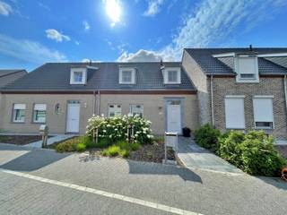 Kijkdag zaterdag 08/08 van 14u - 16u<br />inschrijven via info@immo-s.com<br /><br />Recente en energiezuinige woning te Keiem. <br /><br />Deze woning beschikt over: inkom, apart toilet, ruime living met open keuken voorzien van kookeiland en alle nodige toestellen, aansluitende berging, 3 slaapkamers, badkamer met inloopdouche. <br />Buiten is er een gezellige en onderhoudsvriendelijke tuin met garage & uitweg langs achter. <br /><br />Energiezuinige woning voorzien van zonnepanelen, ventilatiesysteem, regenwater, ... <br /><br />huurprijs: €925/maand<br />vrij vanaf 1 september 2026<br />EPC label: A <br />adres: Keiemdorpstraat 93a - Keiem.