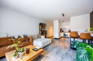 Een instapklaar en energiezuinig appartement (EPC A) in de dorpskern van Zeebrugge, ideaal als zorgeloze investering aan de kust met aantrekkelijk rendement of als comfortabele woonst. Het gebouw is recent, de elektrische installatie is conform, en alle voorzieningen, winkels en openbaar vervoer liggen op wandelafstand.<br /><br />Dit appartement combineert moderne afwerking, praktische indeling en een uitstekende ligging. Dankzij de lichtrijke leefruimte, het terras en de twee slaapkamers vormt dit een perfecte thuisbasis aan zee.<br /><br />Indeling:<br />- Inkomhal,<br />- Apart toilet,<br />- Leefruimte met gezellige zit- en eethoek met veel lichtinval,<br />- Open keuken, volledig uitgerust en voorzien van alle comfort,<br />- Berging met aansluiting voor wasmachine,<br />- Eerste ruime slaapkamer,<br />- Terras,<br />- Tweede slaapkamer, perfect als logeerkamer, bureau of hobbyruimte,<br />- Badkamer voorzien van wastafel en douche,<br /><br />Interesse in dit instapklare appartement?<br />Contacteer ons gerust voor meer info of een bezoek ter plaatse.