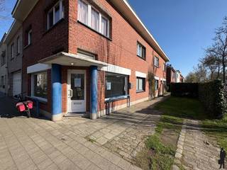 Commercieel handelspand met veel mogelijkheden op een centrale ligging, vlakbij het centrum van Brasschaat.Indeling:- Inkomdeur- Eerste ruimte van 26...