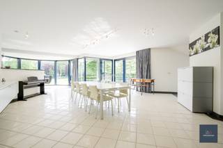 Inschrijven via ; www.makelaarshuys.be ; Deze kwalitatief gebouwde villa uit 1996 combineert ruimte, comfort en een doordachte indeling op een uitzonderlijk perceel van 1.862 m². De woning werd steeds met zorg onderhouden en biedt alles wat een gezin nodig heeft om aangenaam en stijlvol te wonen.<br /><br />Bij het binnenkomen wordt u verwelkomd in een ruime inkomhal met gastentoilet. De lichtrijke leefruimte vormt zonder twijfel het hart van de woning. Hier geniet u van een royale zithoek, een gezellige eetplaats en een afzonderlijke bureauruimte die perfect afsluitbaar is voor wie thuiswerkt of extra privacy wenst. Dankzij de grote raampartijen geniet u overal van een prachtig zicht op de tuin en een aangename verbinding met buiten.<br /><br />Aansluitend bevindt zich de volledig uitgeruste keuken, voorzien van alle nodige toestellen. Naast de keuken vindt u een praktische berging en een aparte wasplaats.<br /><br />Op de verdieping bevinden zich vier volwaardige slaapkamers. 2 ruime kinderkamers kijken uit over de prachtige tuin, daarnaast is er een comfortabele logeerkamer en een royale masterbedroom met geïntegreerde bureauruimte. De woning beschikt bovendien over 2 badkamers.<br /><br />Verder is er een inpandige garage en een ruime, droge kelder.<br /><br />Buiten geniet u van een prachtige, uitgestrekte tuin die niet alleen veel privacy biedt, maar ook verrassend onderhoudsvriendelijk is. Het grote perceel vormt een oase van rust waar kinderen vrij kunnen spelen en waar u volop kunt genieten van het buitenleven.