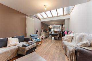 Welkom in deze charmante woning, waar gezelligheid en praktisch wonen hand in hand gaan.<br />Je komt binnen via een ruime inkomhal die toegang biedt tot de lichtrijke leefruimte met open keuken.<br />De ideale plek om te koken, te tafelen en te genieten van fijne momenten samen.<br />Op het gelijkvloers vind je ook de badkamer en een handige berging onder de trap.<br />Boven zijn er twee aangename slaapkamers (15 m² en 11,5 m²) en een toilet.<br />Buiten wacht een tuin met extra berging, perfect voor wie graag buiten vertoeft of extra opbergruimte zoekt.<br />Deze woning is ideaal voor starters, alleenstaanden of jonge gezinnen die op zoek zijn naar een betaalbaar thuis met karakter in een rustige, maar centrale ligging in Ardooie.<br /><br />Troeven:<br />Ruime inkomhal<br />Gezellige leefruimte met open keuken<br />Twee slaapkamers<br />Badkamer beneden, toilet boven<br />Berging onder trap + extra tuinberging<br />Ligging met goede bereikbaarheid<br /><br />‘Dit pand kan onderhevig zijn aan de renovatieverplichting die door de Vlaamse overheid wordt opgelegd voor residentiële gebouwen. Consulteer voor meer informatie de website van het Vlaams Energie- en Klimaatagentschap via https://www.energiesparen.be/nr/renovatieverplichting.’