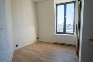 Dit is voor academiejaar 2026 - 2027!<br />ENKEL VOOR STUDENTEN - GEEN DOMICILIE MOGELIJK!<br /><br />Hippe studentenkamer met veel licht.<br />Deze kamer heeft een eigen badkamer en kleine kitchenette. <br />Zelf te meubileren. <br />€ 85,00 maandelijkse kosten voor verwarming elektriciteit, water en wifi!