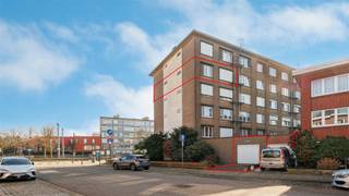 <article> </article><article><div><div><div><div><div><div><p><strong>Lichtrijk appartement (85 m²) met privégarage en parkzicht nabij park Ertbrugge</strong></p><p>In een <strong>rustige wijk in Deurne</strong>, op <strong>wandelafstand van het Ertbruggepark</strong>, bevindt zich dit <strong>ruime en lichtrijke appartement van ca. 85 m²</strong> op de <strong>4de verdieping</strong> van een <strong>goed onderhouden gebouw</strong>. Dankzij de <strong>grote raampartijen</strong> geniet het appartement van <strong>veel natuurlijk licht</strong> en een aangenaam open gevoel.</p><p>Het appartement heeft een <strong>logische en ruime indeling</strong>. De <strong>parketvloer bevindt zich in uitstekende staat</strong> en zorgt voor een warme uitstraling. Verder zijn er <strong>automatische rolluiken</strong> voorzien. Vanuit het appartement heeft u een <strong>aangenaam uitzicht op het Ertbruggepark</strong>. De <strong>badkamer kan nog naar eigen smaak gerenoveerd worden</strong>, waardoor u het appartement volledig naar wens kan opfrissen.</p><p>Een <strong>grote troef is de privégarage</strong>, bereikbaar via de <strong>Ertbruggelaan</strong>. U rijdt via de oprit rechtstreeks uw garage binnen. Vanuit de garage heeft u bovendien een deur naar de gemeenschappelijke delen, waarna u eenvoudig de <strong>lift naar het appartement</strong> kan nemen. Dit zorgt voor <strong>ultiem gebruiksgemak</strong>.</p><p>De ligging is bijzonder praktisch: <strong>tram 5 stopt voor de deur</strong> en brengt u vlot naar het <strong>centrum van Antwerpen</strong>. In de andere richting bereikt u via <strong>dezelfde tramlijn ook het Wijnegem Shopping Center</strong>.</p><p>De <strong>garage is verplicht mee aan te kopen aan €25.000</strong>.</p><p><strong>Troeven:</strong></p><ul><li><p><strong>Privégarage</strong></p></li><li><p><strong>Lichtrijk appartement met grote raampartijen</strong></p></li><li><p><strong>EPC C – geen renovatieplicht</strong></p></li><li><p><strong>Rustige ligging nabij Ertbruggepark</strong></p></li><li><p><strong>Tram voor de deur</strong></p></li></ul></div></div></div></div></div></div></article>