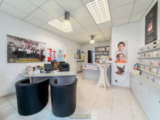 VEELZIJDIG HANDELSPAND met bovengelegen WOONST, gelegen op een UITSTEKENDE CENTRUMLOCATIE in Geraardsbergen. Dankzij de HOGE VISIBILITEIT, de VLOTTE BEREIKBAARHEID en de RUIME VOLUMES vormt deze eigendom een UNIEKE OPPORTUNITEIT voor ONDERNEMERS die hun PROFESSIONELE ACTIVITEIT willen combineren met COMFORTABEL WONEN. Deze eigendom biedt een BREEDS SCALA AAN INVULLINGSMOGELIJKHEDEN en is ideaal voor ZELFSTANDIGEN, VRIJE BEROEPEN, ATELIERS of ANDERE COMMERCIËLE ACTIVITEITEN die nood hebben aan werk- en opslagruimte. Bovendien beschikt de woonst over een GUNSTIG EPC-label B, wat zorgt voor een ENERGIEZUINIGE en ZORGELOZE WOONERVARING.<br />De indeling gaat als volgt: U komt binnen via de winkelruimte en heeft van hieruit toegang tot een achterliggende bureauruimte en een ruim atelier met apart toilet. Verder bereikt u van hieruit ook de ruime inpandige garage, met plaats voor maar liefst 2 wagens, een absolute meerwaarde in het centrum van de stad. Op de eerste verdieping bevindt zich de private woonst. Hier beschikt u over een ruime woonkamer, een ingerichte keuken, een vestiaire en een apart gastentoilet. Via de keuken heeft u toegang tot een ruim terras, dat leidt naar een tweede leefruimte met slaapkamer en bergruimte. Op de 2de verdieping geeft de nachthal toegang tot 3 bijkomende slaapkamers en een ingerichte badkamer met toilet.<br /><br />Adres: Gasthuisstraat 41 te Geraardsbergen<br /><br />EPC: 167kWh/m², G-score en P-score A, Geen renovatieverplichting van toepassing, Bestuursmaatregelen in het maatregelenregister: Neen