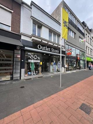 Investeringseigendom (handelswoning)OF VOOR EIGEN GEBRUIK gelegen in het centrum van Mortsel (nu Outlet Store), nabij tal van gekende retailers...