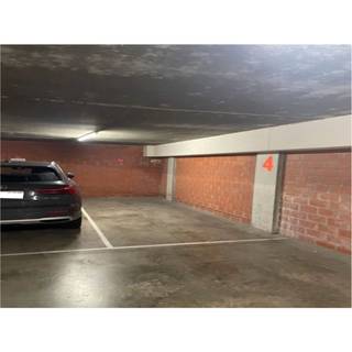 Cet emplacement est situé dans la résidence bien entretenue "Atlantic". <br />Situé dans le centre, à distance de marche de tous les commerces et activités et également facilement accessible. Situé à l'étage -1. <br />Dimensions : 2,25m de large x 5,5m de profondeur<br /><br />Toutes les infos et visites via Immo De Beus 059 510 300<br />.