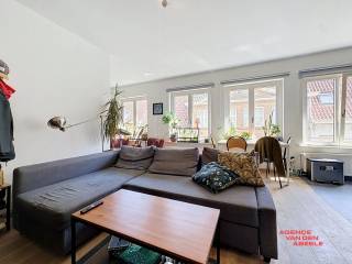 Dit charmante appartement ligt in het hart van Brugge en biedt een perfecte mix van comfort en stedelijke levensstijl.  De ligging nabij lokale voorzieningen en het historische centrum maakt het een ideale plek om te wonen.<br /><br />Het appartement beschikt over twee gezellige slaapkamers. De badkamer is modern ingericht en biedt alle comfort die je van een hedendaagse woning mag verwachten. Dankzij de doordachte indeling is er een aangename doorstroming tussen de verschillende ruimtes, wat bijdraagt aan een huiselijke sfeer.<br />Bij het appartement hoort alsook een privatieve berging. <br /><br />Naast de praktische eigenschappen is het appartement ook uitstekend onderhouden en klaar om onmiddellijk betrokken te worden. Als u op zoek bent naar een comfortabele thuisbasis in Brugge, dit pand combineert functionaliteit met charme op een toplocatie. Een unieke kans om te genieten van het beste wat Brugge te bieden heeft.<br /><br />Geen lift aanwezig.<br /><br />€30 forfait A.O. 