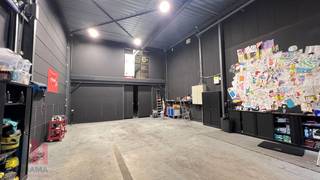 2.000 m² Bedrijfsgebouw met magazijn, showroom en kantoren, gelegen op een perceel van 3.757 m² te huur.Strategische ligging met vlotte...