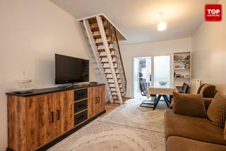 Deze woning bevindt zich op een uitstekende locatie, op slechts enkele minuten fietsen van het centrum van Gent. Dankzij de nabijheid van openbaar vervoer, winkels en diverse voorzieningen geniet u hier van een vlot bereikbare en aangename woonomgeving.<br /><br />Bij het betreden van de woning komt u binnen in de inkomhal, die toegang biedt tot de leef- en eetruimte, aansluitend op de keuken. De woning beschikt over vier slaapkamers en een badkamer. Daarnaast is er een zolder aanwezig en een ruime stadskoer.<br /><br />Met haar aantal slaapkamers en gunstige ligging is deze woning ideaal voor gezinnen die op zoek zijn naar een stadswoning met potentieel.<br /><br /><br />Troeven<br /><br />-Centrale ligging<br /><br />-Geen renovatieverplichting<br /><br />-Elektriciteit conform<br /><br /><br />De woning is vrij bij akte.<br /><br /><br />Contacteer Top Vastgoed voor een bezoek: 0475 700 700.