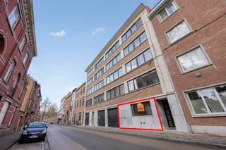 <p>Deze instapklare studio van 38 m² is uitstekend gelegen in de Jean Baptiste Van Monsstraat te Leuven, op een steenworp van het station en met een vlotte verbinding naar het stadscentrum.</p>
<p>Het pand kreeg officieel de bestemming “kantoor”, waardoor het uitermate geschikt is voor zelfstandigen, vrije beroepen of als professionele werkruimte.</p>
<p>De ruimte is praktisch ingedeeld en beschikt over een aparte sanitaire voorziening met lavabo, toilet en douche.</p>
<p>Dankzij de strategische ligging en de functionele indeling vormt dit pand een interessante opportuniteit voor wie op zoek is naar een compacte en centraal gelegen werkplek in Leuven.</p>
Interesse? Neem contact op met Thomas via thomas@sophimo.be of +32 499 22 99 24.