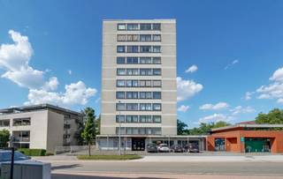 Ontdek dit ruim en lichtrijk appartement met een adembenemend panoramisch zicht over het centrum van Genk. Gelegen op een toplocatie, biedt...