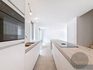 Deze woning is gelegen vlak aan de groentemarkt te Knokke (gemeenteplein) <br />In een klein straatje waar nauwelijks doorgaand verkeer komt. <br />Vlak bij station tram / trein - Lippenslaan - wandelafstand Zeedijk - ... <br /><br />De indeling is als volgt: inkomhal met berging/vestiaire, gastentoilet, ruime woonkamer met open volledig ingerichte keuken, extra berging, terras - op het verdiep zijn 3 slaapkamers, 2 badkamers. <br /><br />Mogelijkheid tot aankoop ondergrondse parking en bergingen. <br /><br />VERKOOP ONDER BTW-STELSEL