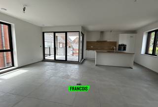 Gelegen in te Handzame (deelgemeente Kortemark) met vlotte verbindingen naar Torhout, Roeselare en Diksmuide, bevindt zich deze nieuwbouw bel-etagewoning. Winkels, scholen en openbaar vervoer bevinden zich op korte afstand.<br /><br />Op de eerste verdieping is er de ruime lichtrijke leefruimte met open keuken, het aangename terras is hier ook bereikbaar. Ook is er nog een apart toilet en bergruimte aanwezig op deze etage. De tweede verdieping biedt 2 slaapkamers en een badkamer met douche en bad, alsook een tweede toilet.<br /><br />Beneden is er ook nog een extra bergruimte voorzien en is de parkeerplaats.<br /><br />Parkeerplaats: €50/maand.<br /><br />