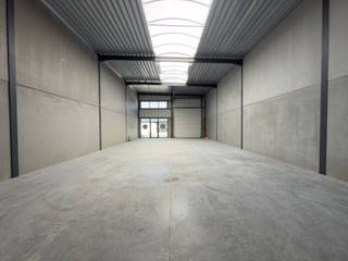 Op de voormalige Bekaert-site in Zwevegem-Moen werd het nieuwe KMO-park "Moenpark" gerealiseerd: een hedendaags bedrijvencomplex bestaande uit 19 kwalitatieve casco-units. Er zijn nog maar 3 units beschikbaar – waaronder Unit 17, met een oppervlakte van 220 m² en 2 privatieve parkeerplaatsen.<br /><br /><strong>Troeven van Unit 17:</strong><br />Nieuwbouwunit met een vrije hoogte van 6 meter<br />Constructie: metalen structuur met betonpanelen en geïsoleerde sandwichpanelen<br />Dakafwerking: steeldeck met isolatie, voorzien van lichtstraat<br />Vloer: gepolierde polybetonvloer<br />Toegang: automatische sectionale poort (4 m breed x 4,4 m hoog) + aparte inkomdeur<br />Voorzieningen: mogelijkheid tot inbouw van kantoorruimte dankzij natuurlijke lichtinval<br />Infrastructuur: gemeenschappelijke regenwaterput (5.000 liter) en septische put (1.500 liter) per 2 units<br />Brandveiligheid: gebouw conform brandklasse C<br /><br /><strong>Strategische ligging:</strong><br />Gelegen nabij de Gauwelstraat, op een steenworp van het Kanaal Bossuit-Kortrijk<br />Onderdeel van het bestaande bedrijventerrein Moen Trekweg<br />Vlotte verbinding naar de E17 (op- en afrit Kortrijk-Oost) en E403<br />Ruime manoeuvreerruimte op de site voor vracht- en bestelverkeer<br /><br />Contacteer Henry Van Tornhout voor bijkomende inlichtingen of een vrijblijvend plaatsbezoek via +32 474 13 37 93 of via henry@kmovastgoed.be