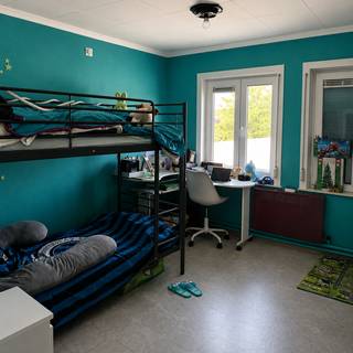 <h2><span>Handelspand met appartement en parkeermogelijkheid</span></h2>
<p><span>Dit ruime pand biedt tal van mogelijkheden voor ondernemers, zelfstandigen of investeerders die op zoek zijn naar een eigendom met veel potentieel.</span></p>
<p><span>De handelsruimte heeft een oppervlakte van 282 m² en is momenteel ingedeeld in een bureauruimte en een ruime werkruimte. Daarnaast is er toegang tot een kelder, die extra opslagmogelijkheden biedt.</span></p>
<p><span>Vanuit het handelspand is er toegang tot de inkomhal, vanwaar de trap naar het bovenliggende appartement leidt. Het appartement beschikt over een leefruimte, keuken, twee slaapkamers, een badkamer met bad en een berging.</span></p>
<p><span>Vooraan het pand is er parkeermogelijkheid aanwezig, wat een extra troef is voor zowel de handelsruimte als het appartement.</span></p>
<p><span>Het pand dient gerenoveerd te worden, maar biedt dankzij de ruime oppervlakte en de combinatie van handel en wonen heel wat mogelijkheden. De indeling kan naar eigen wens en behoeften worden aangepast, waardoor dit pand ideaal is voor wie op zoek is naar een renovatieproject met potentieel.</span></p>